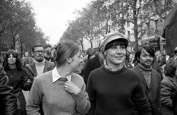 2 jeunes femmes dans la manifestation du 13 mai 1968 à Paris